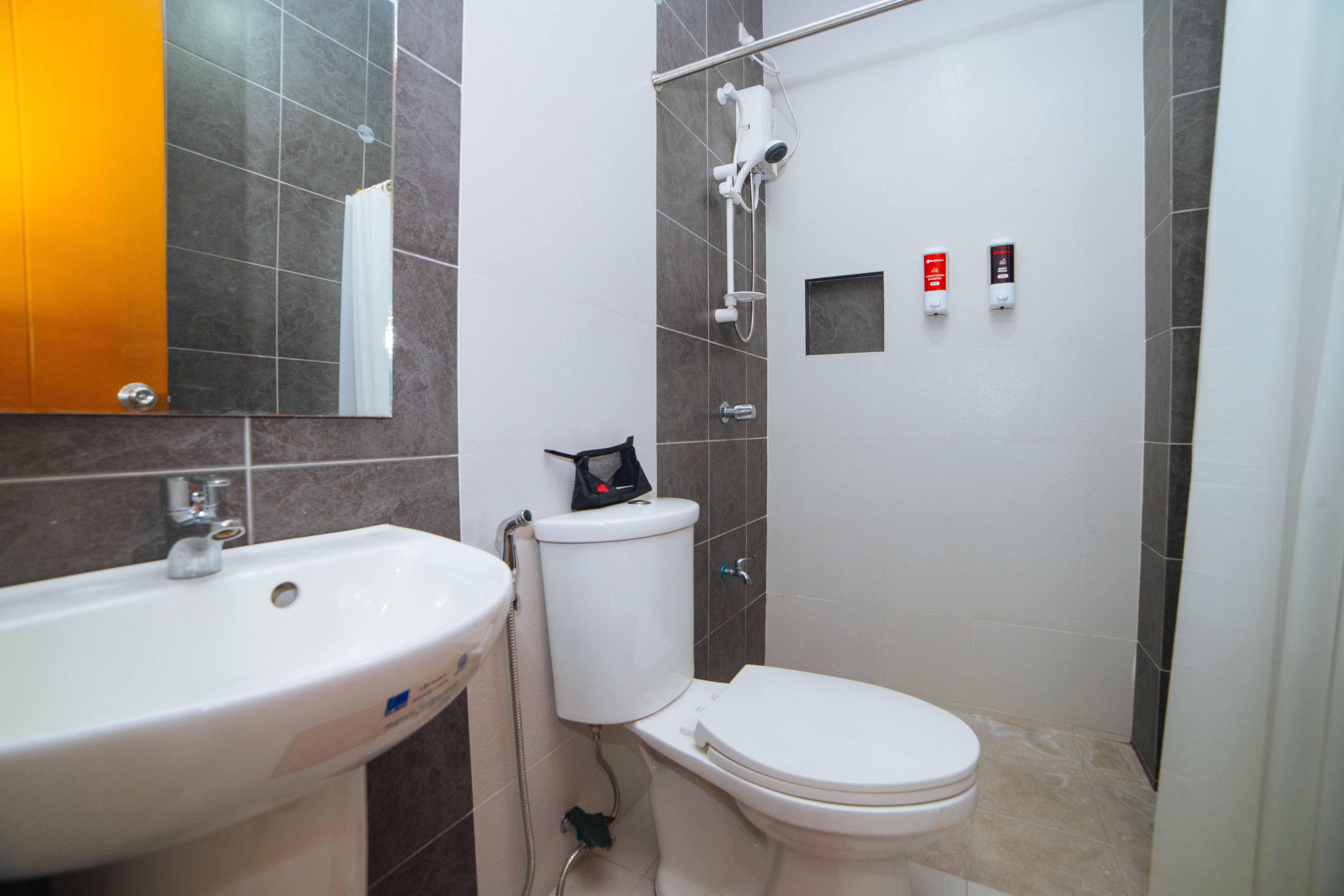 Reddoorz Near Angeles University Foundation Екстер'єр фото