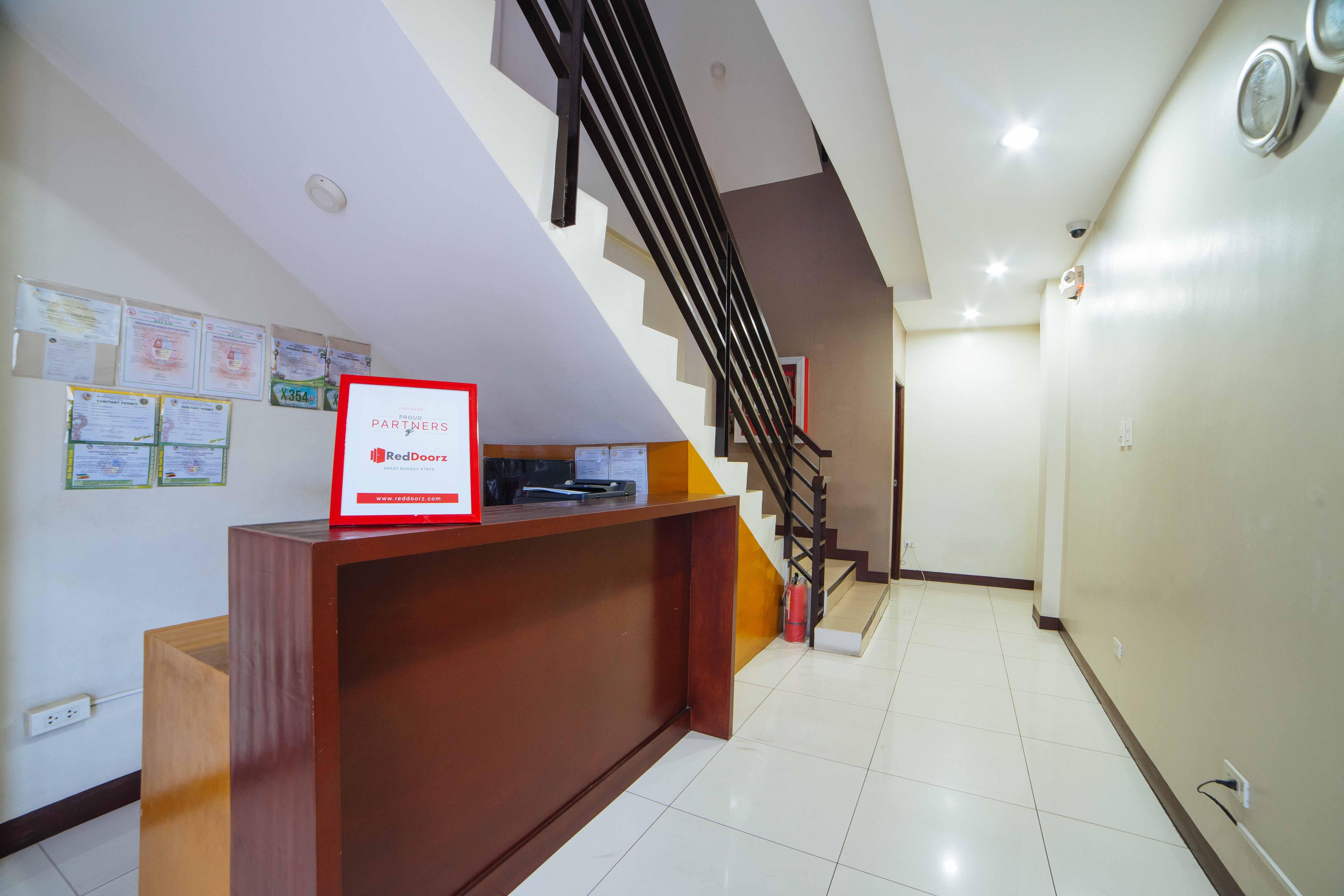 Reddoorz Near Angeles University Foundation Екстер'єр фото