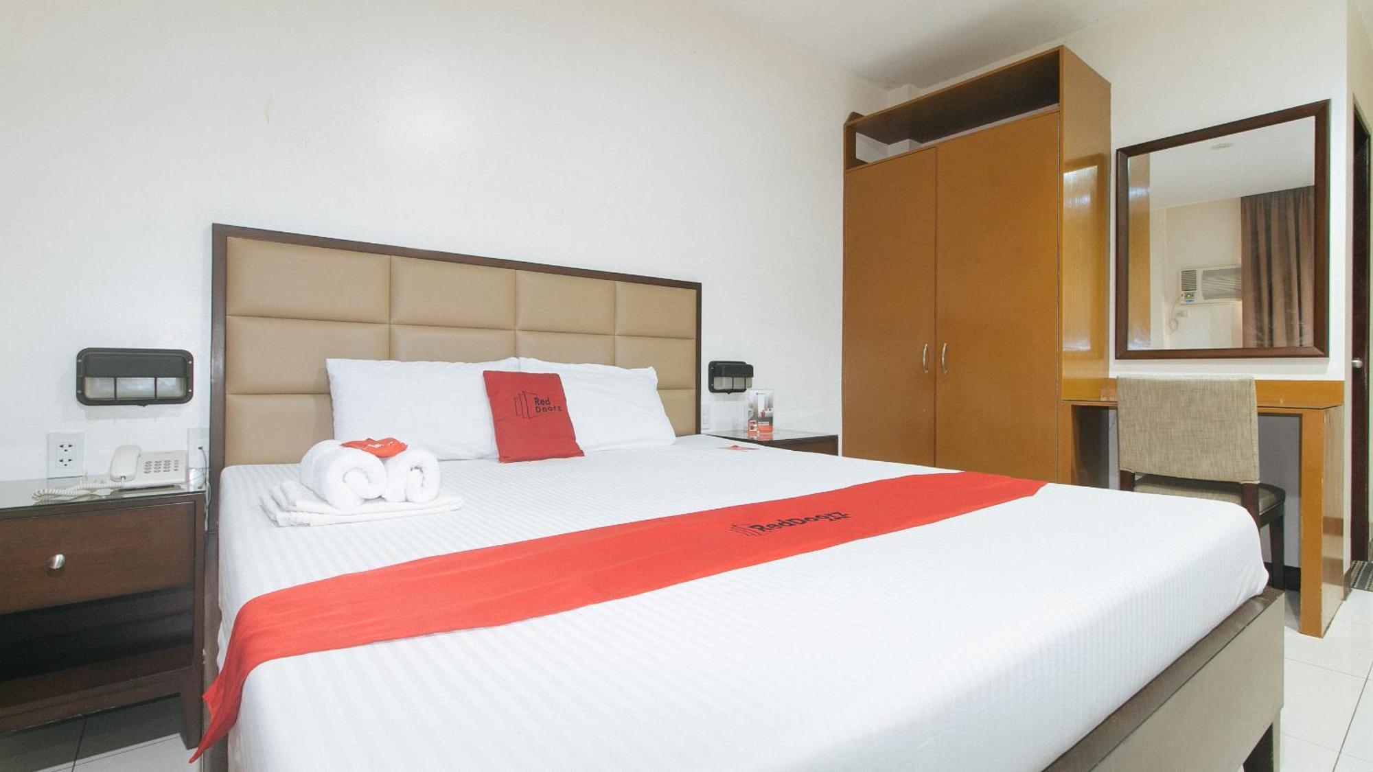 Reddoorz Near Angeles University Foundation Екстер'єр фото