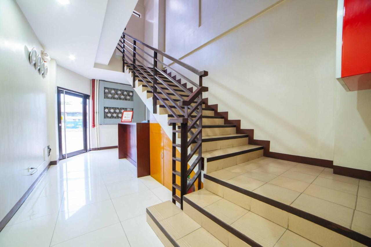 Reddoorz Near Angeles University Foundation Екстер'єр фото