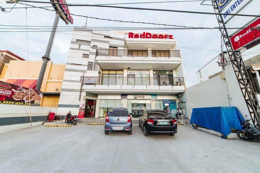 Reddoorz Near Angeles University Foundation Екстер'єр фото